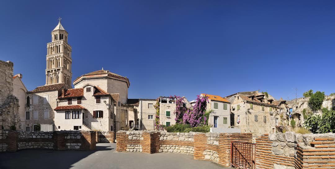 Kathedraal en de klokkentoren van St. Domnius
